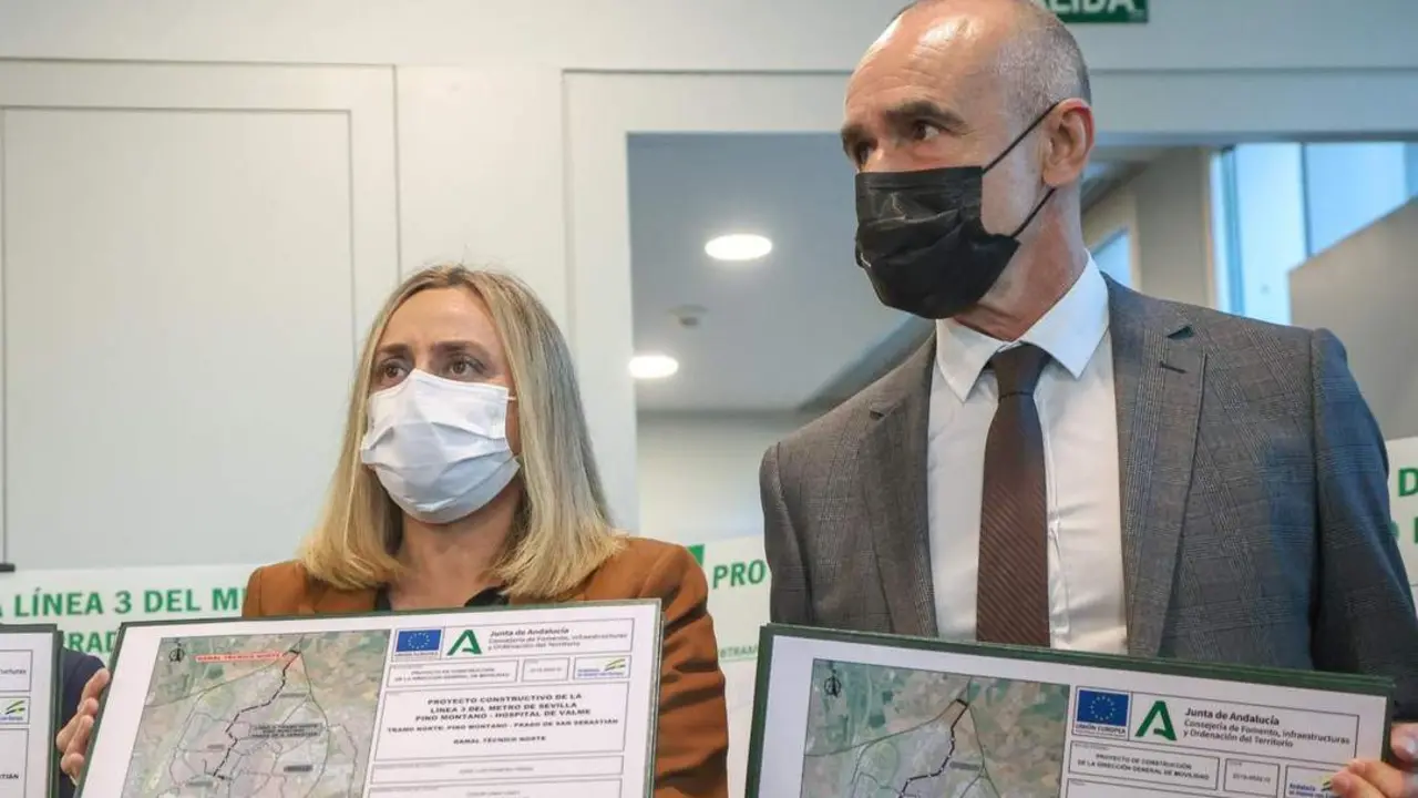 La consejera de Fomento, Infraestructuras y Ordenaci&oacute;n del Territorio, Marifr&aacute;n Carazo, junto con el alcalde de Sevilla, Antonio Mu&ntilde;oz. - JOAQU&Iacute;N CORCHERO / EUROPAP PRESS