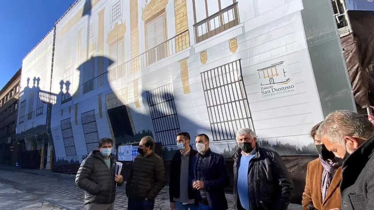 Jos&eacute; Antonio D&iacute;az, ante el palacio de la condesa de Casares.  - Andaluc&iacute;a Informaci&oacute;n