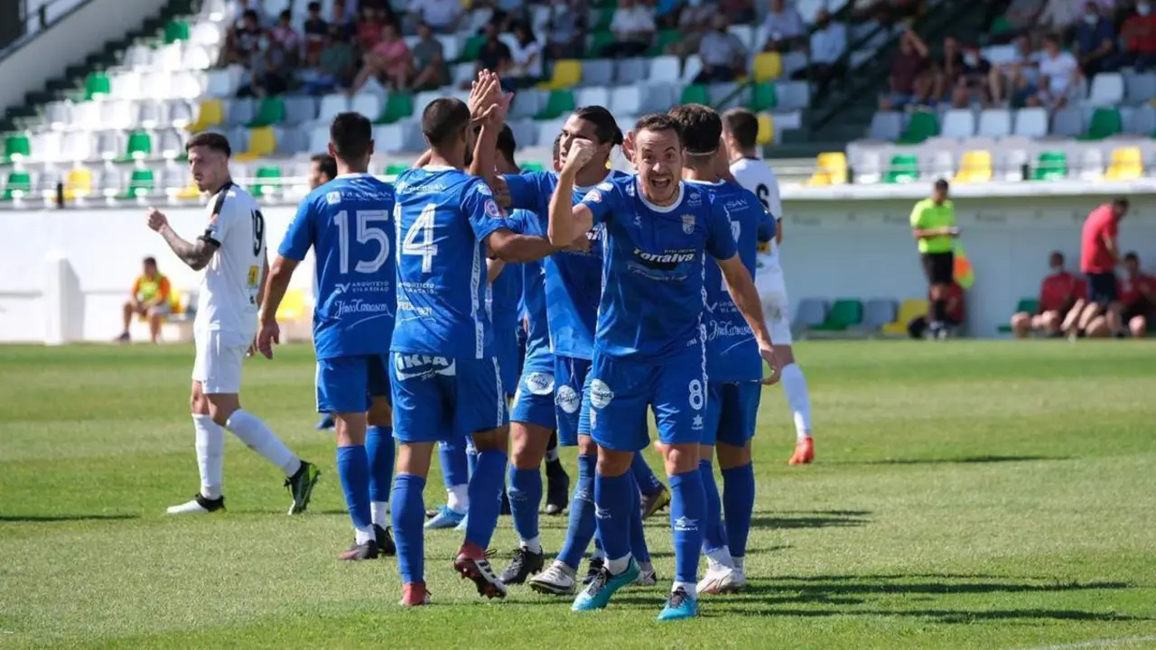 Juanca celebra su gol frente al Pozoblanco de la primera vuelta. - Cristo Garc&iacute;a