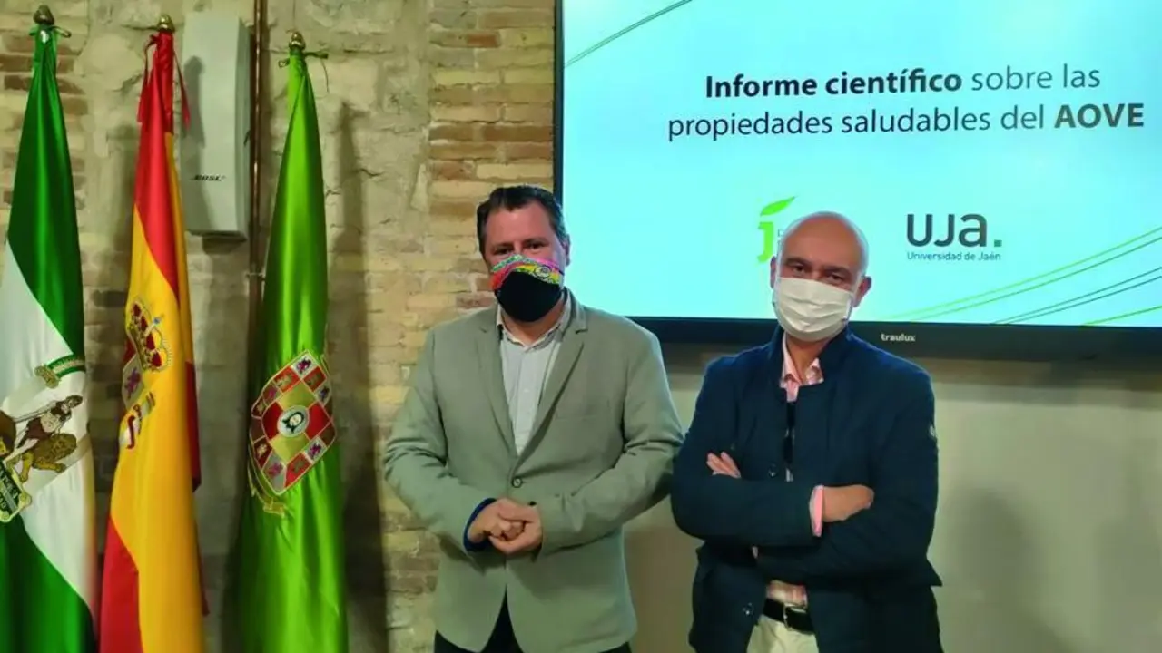 El diputado de Agricultura, Pedro Bruno, y el catedr&aacute;tico de Inmunolog&iacute;a de la  UJA, Jos&eacute; Juan Gaforio.  - Viva Ja&eacute;n.