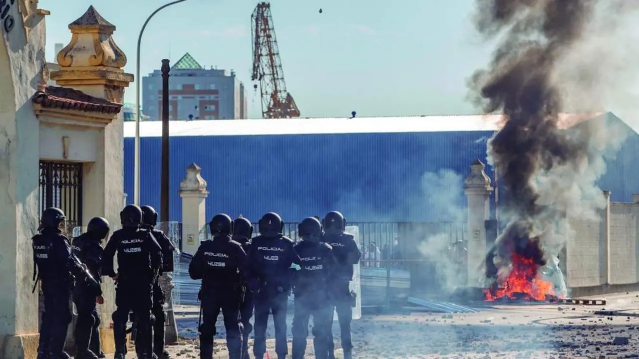 Cargas policiales durante el primer d&iacute;a de huelga indefinida del sector del metal en C&aacute;diz - EFE