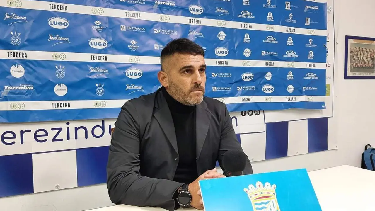 Emilio Fajardo, este mi&eacute;rcoles en rueda de prensa tras el empate ante el Pozoblanco. - Viva Jerez