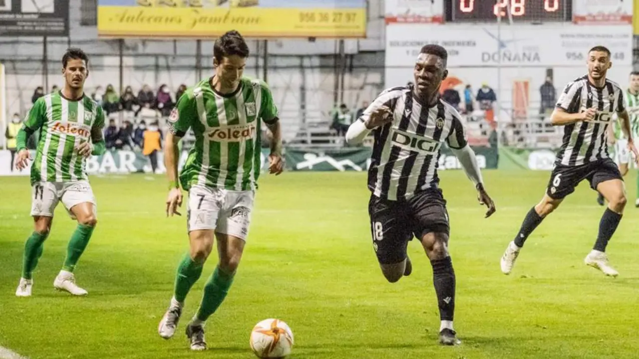 Armental avanza por la banda derecha en una acci&oacute;n del partido - ASCF