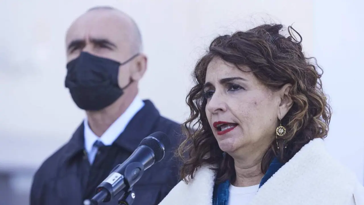 El alcalde de Sevilla, Antonio Mu&ntilde;oz y la ministra de Hacienda, Mar&iacute;a Jes&uacute;s Montero. - JOAQUIN CORCHERO / EUROPA PRESS
