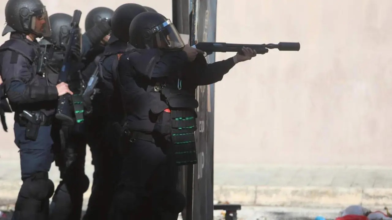 Polic&iacute;as cargan con los manifestantes en la novena jornada de la huelga del metal  - EP