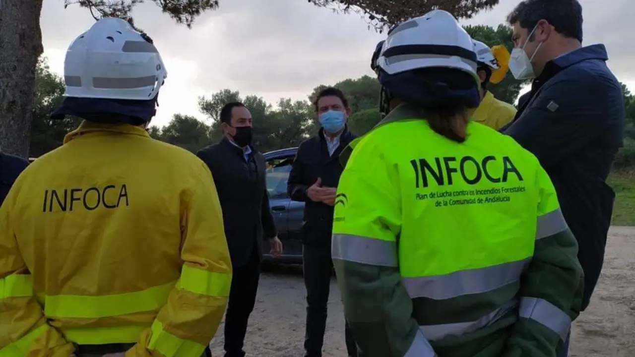 El delegado de Desarrollo Sostenible y el alcalde de Vejer visitan la zona de trabajos en el monte Las Quebradas. - J.A.