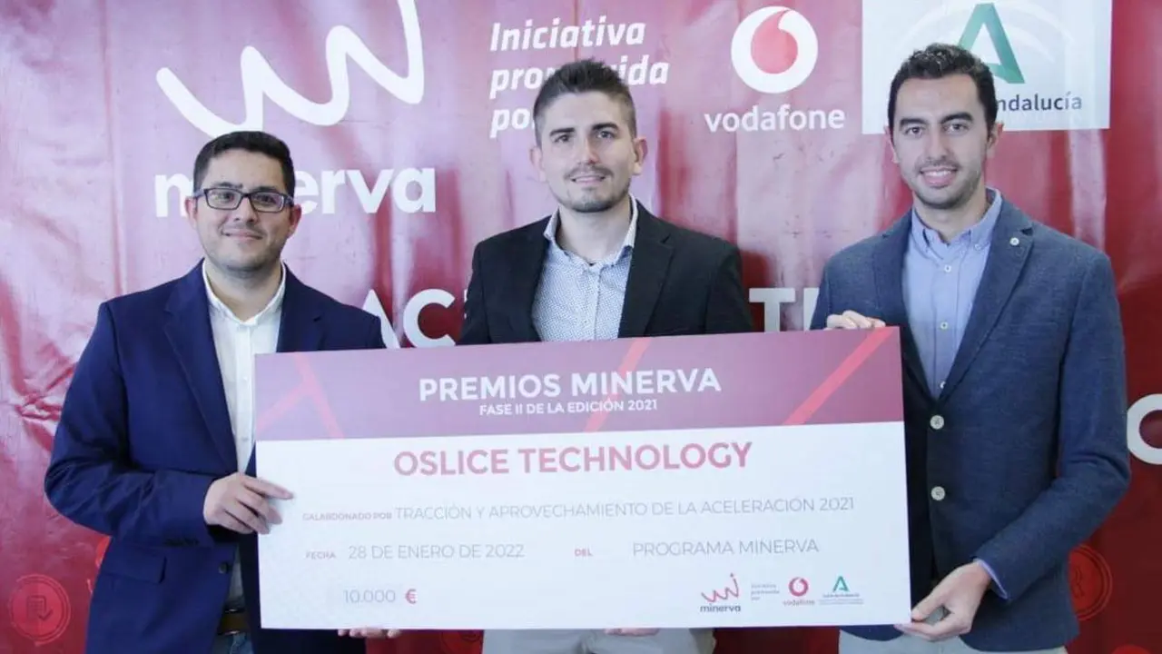 Miembros de la empresa Oslice Technology, recogiendo el premio.  - 