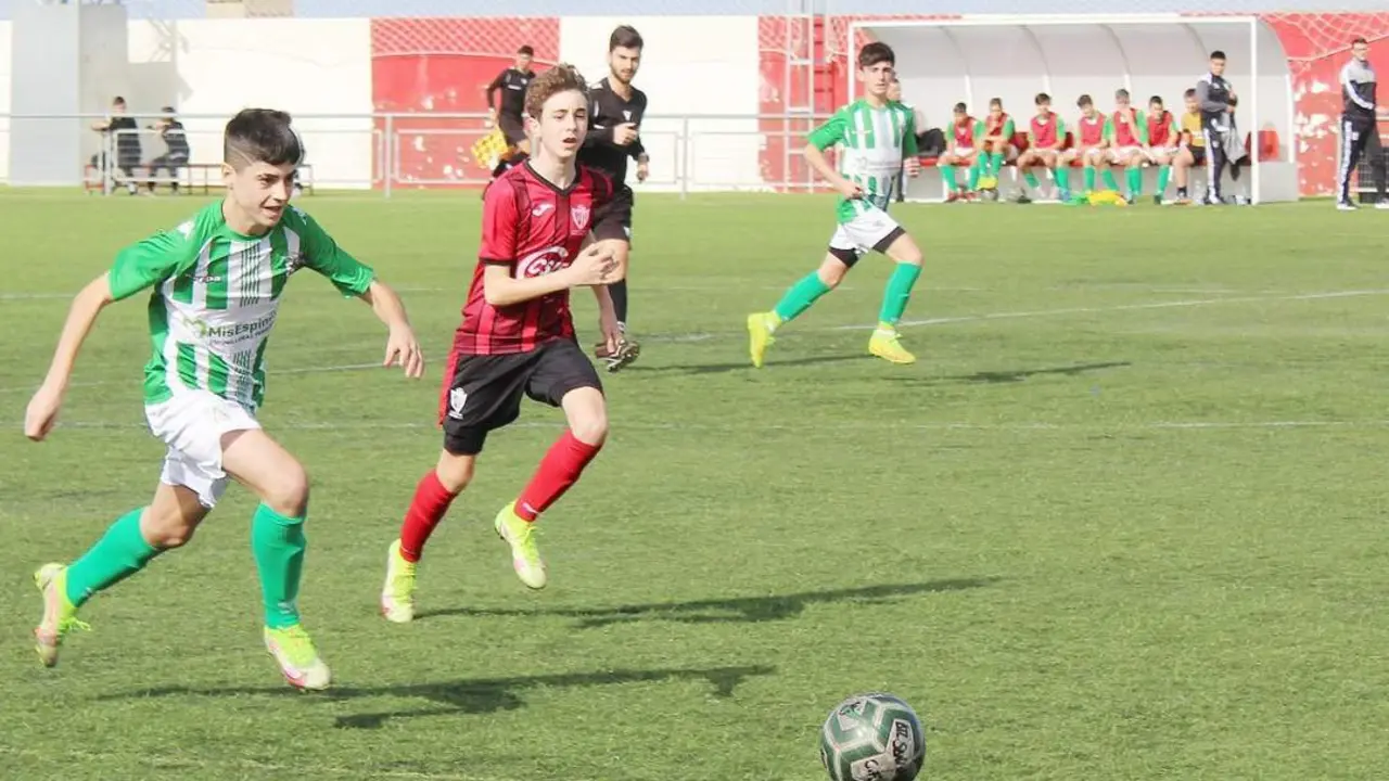 Una acci&oacute;n del partido entre el equipo infantil A del Atl&eacute;tico Sanluque&ntilde;o y el Nuevo Molino de Huelva - Ra&uacute;l J. Bustillos