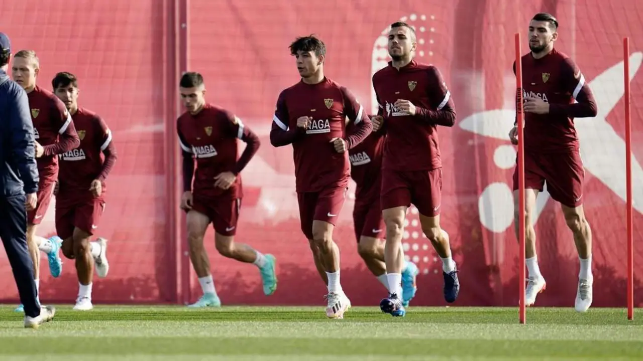 Varios futbolistas del Sevilla FC durante un entrenamiento en la ciudad deportiva Jos&eacute; Ram&oacute;n Cisneros Palacios. - sfc