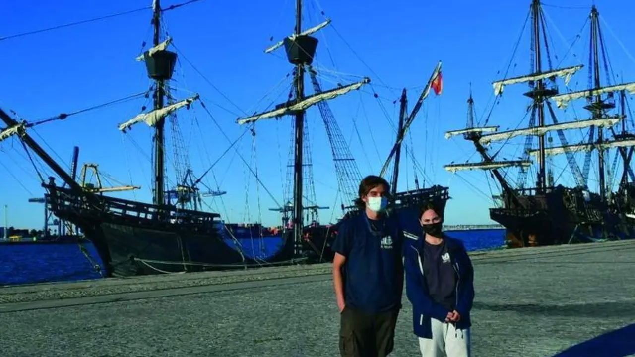 El Gale&oacute;n &lsquo;Andaluc&iacute;a&rsquo; y la Nao &lsquo;Victoria&rsquo; atracaron ayer en C&aacute;diz y podr&aacute; visitarsehasta el domingo gratis.  - Eulogio Garc&iacute;a