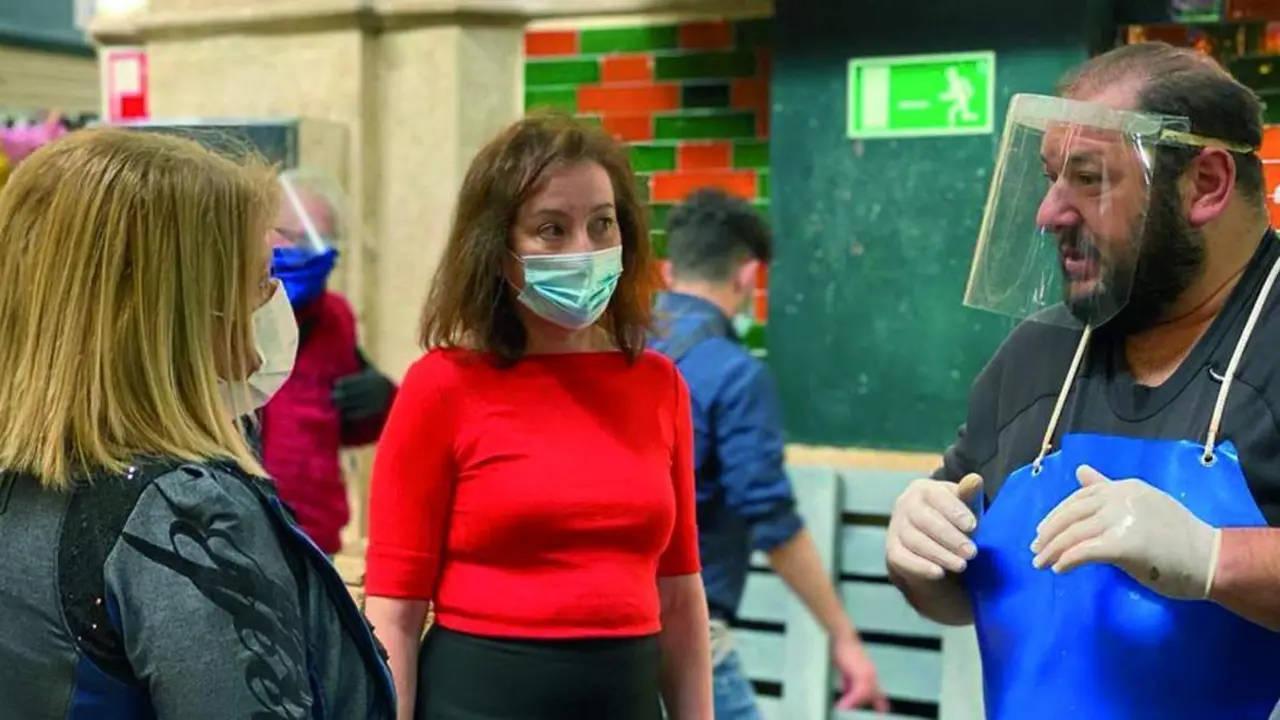 La alcaldesa conversa con el representante de los comerciantes de la Plaza de Abastos en una imagen de archivo..  - Viva