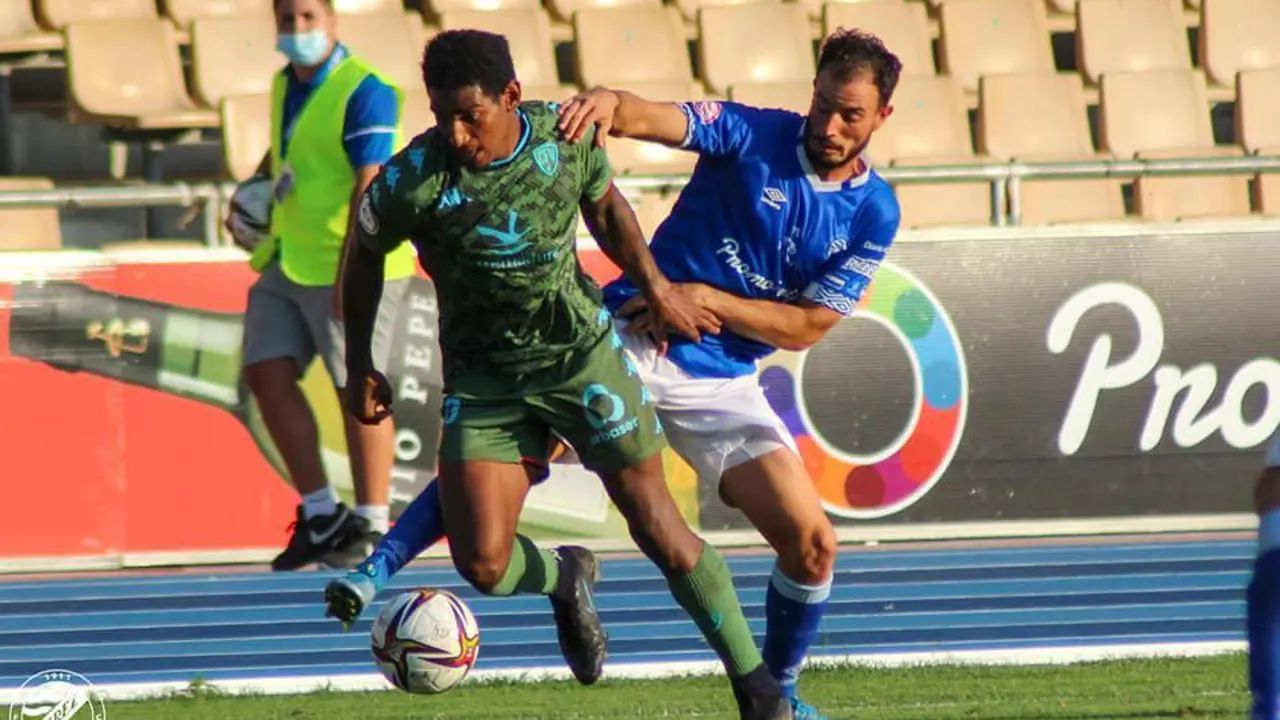 Jacobo pelea el bal&oacute;n con un futbolista del Villanovense en el partido de la priemera vuelta. - xerezdfc.com