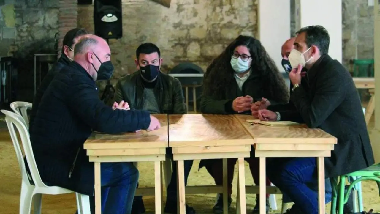 Toni Valero, l&iacute;der de IU?Andaluc&iacute;a, reunido en Jerez con viticultores afectados por un parque e&oacute;lico. - VIVA