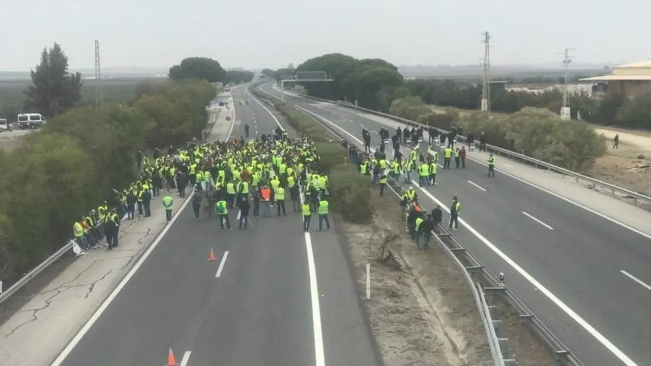 Organizaciones agrarias cortan la AP4 a la altura de El Cuervo. - EUROPA PRESS