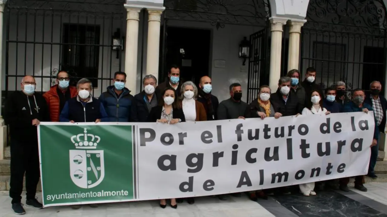 Concentraci&oacute;n ante el Ayuntamiento de Almonte por los regad&iacute;os. - VH