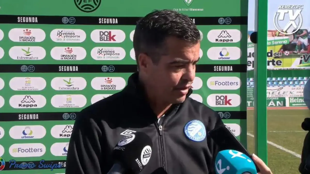 Jos&eacute; P&eacute;rez Herrera hablaba tras el partido en el Municipal Villanovense. - xerezdfc.com