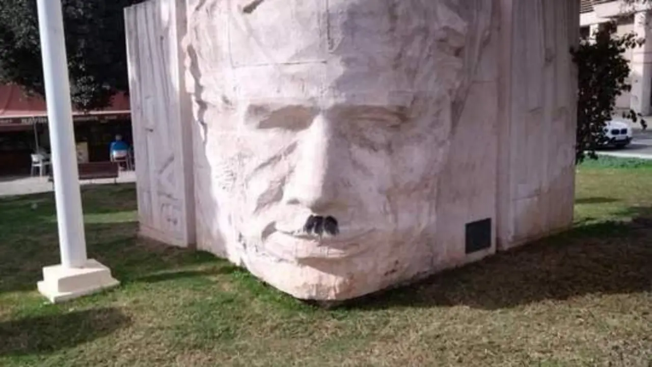 Pintada en la imagen del Monumento a Blas Infante. - PCA M&Aacute;LAGA