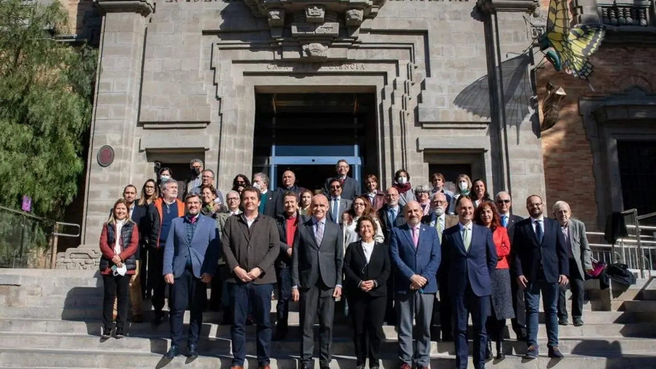 Foto de familia del alcalde de Sevilla con representantes de instituciones y organismos relacionados con la ciencia.  - Ayto