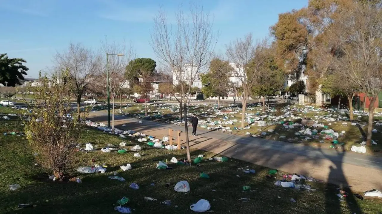 El Parque Guada&iacute;ra, lleno de basura tras celebrarse una botellona.  - ASOCIACI&Oacute;N GUADA&Iacute;RA VIVO
