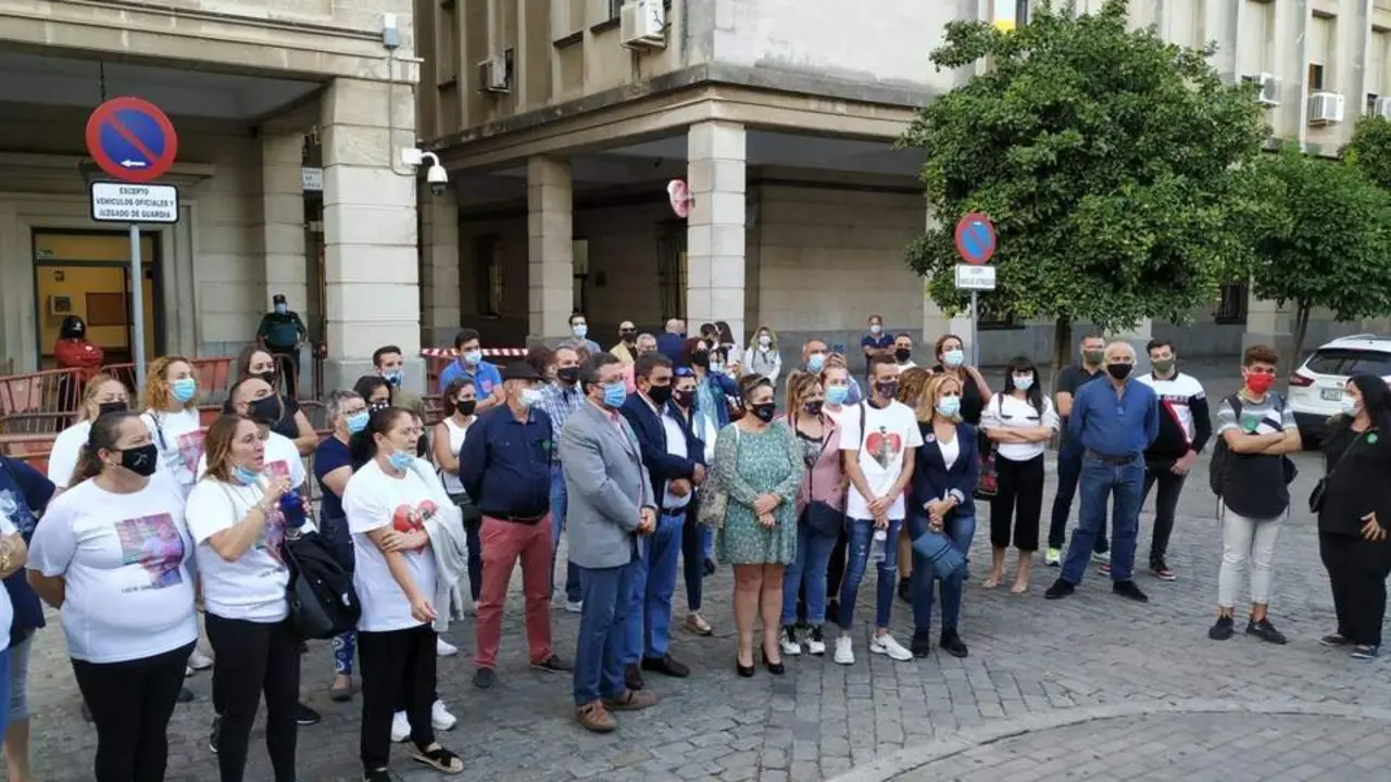 Concentraci&oacute;n en la Audiencia en demanda de prisi&oacute;n permanente revisable para los condenados por el triple crimen de Dos Hermanas. - EUROPA PRESS