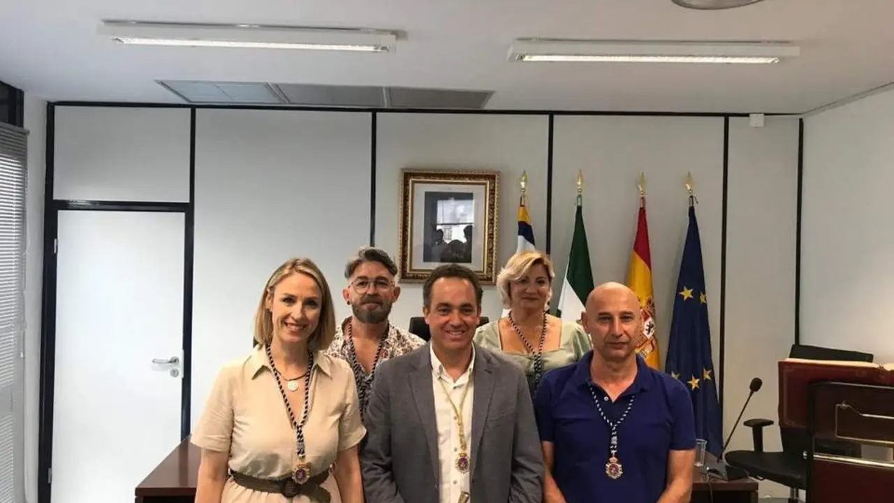El alcalde de Valencina, Antonio Su&aacute;rez, con su equipo de gobierno. - AYUNTAMIENTO DE VALENCINA DE LA CONCEPCI&Oacute;N