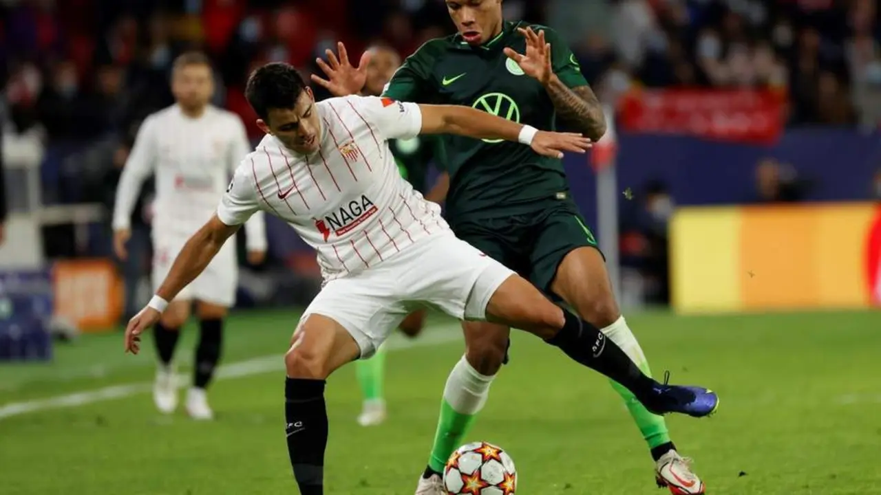 El lateral izquierdo del Sevilla, Marcos Acu&ntilde;a, contra el Wolfsburgo.  - efe