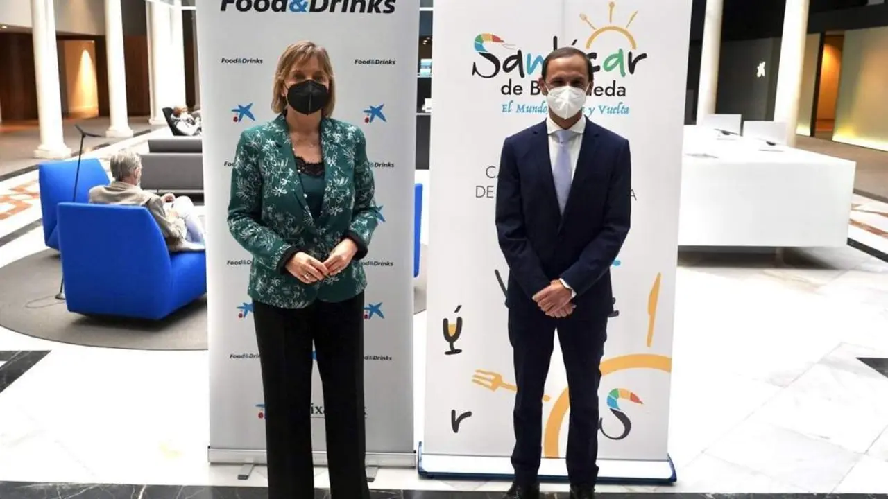 Mar&iacute;a Jes&uacute;s Catal&aacute;, de Caixabank, y V&iacute;ctor Mora, alcalde de Sanl&uacute;car. - Caixa