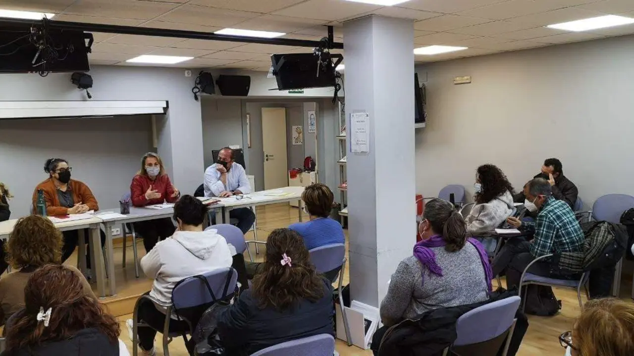 La concejal de Adelante Sevilla, Eva Oliva, en la reuni&oacute;n mantenida con las plataformas del Servicio de Atenci&oacute;n Domiciliaria. - IU