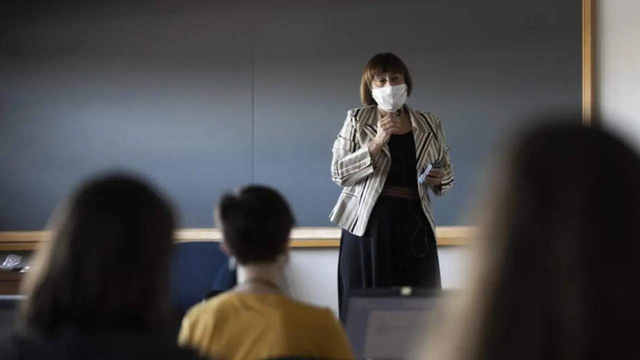 Una profesora imparte clase en un centro educativo.  - MAR&Iacute;A JOS&Eacute; L&Oacute;PEZ / EUROPA PRESS
