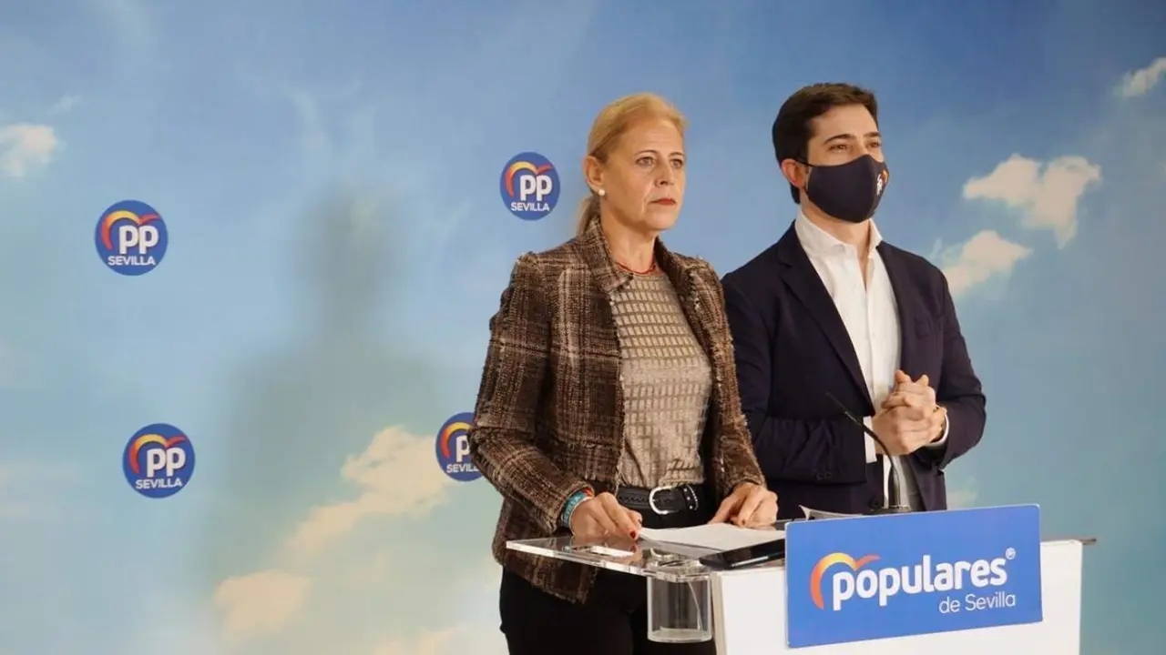 La portavoz del PP en el Ayuntamiento de Bormujos, Lola Romero, y el concejal popular en el Consistorio Luis Paniagua. - PP