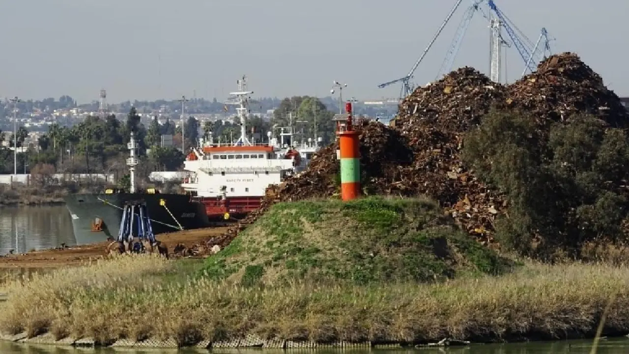 Barco con residuos t&oacute;xicos denunciado por Ecologistas en Acci&oacute;n en la Guardia Civil. - ECOLOGISTA EN ACCI&Oacute;N 
