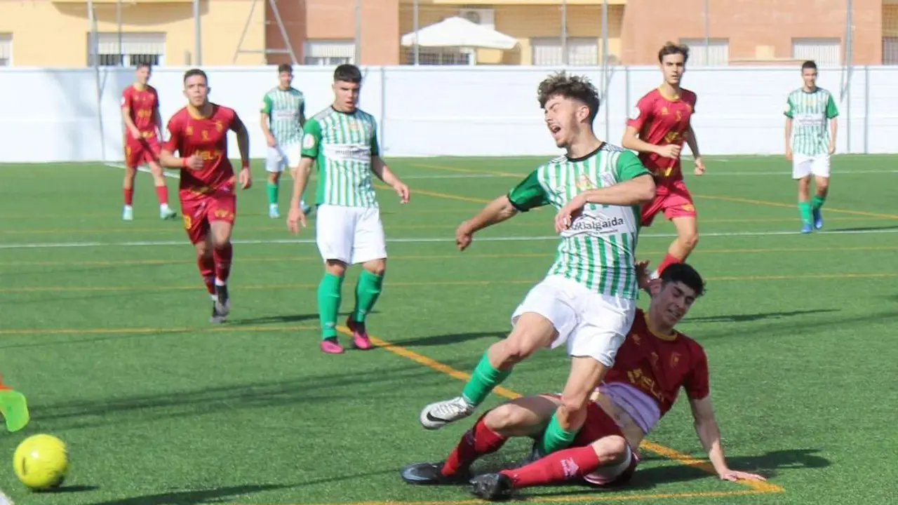 El verdiblanco Nacho cay&oacute; en mala postura en esta accion del partido - Ra&uacute;l J. Bustillos