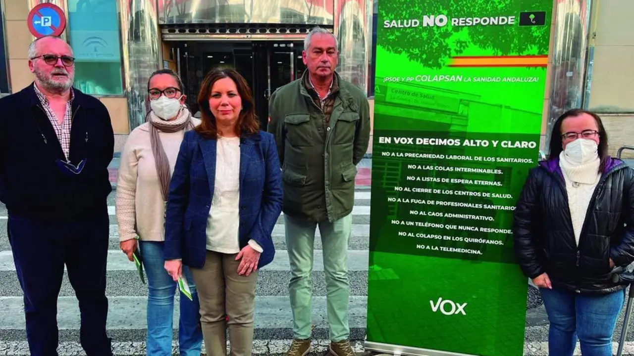 &Aacute;ngela Mulas, diputada andaluza de Vox, junto a miembros de la formaci&oacute;n en C&aacute;diz - A. bernal