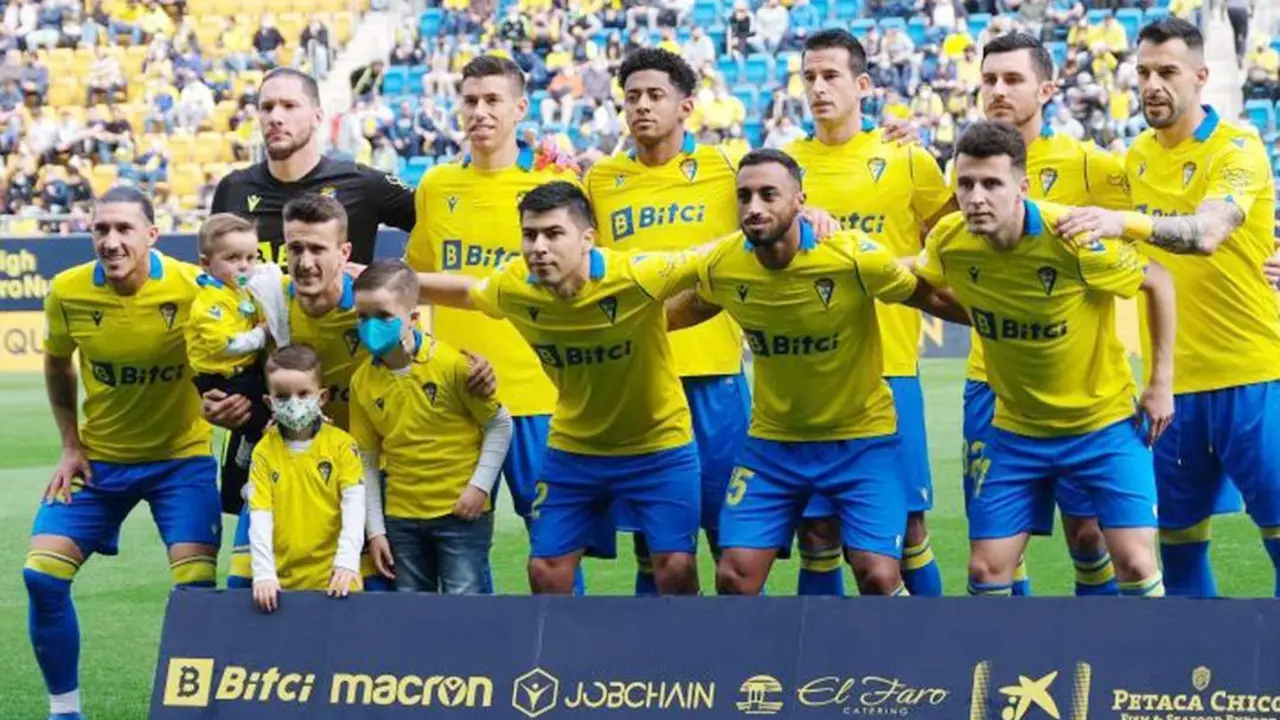 Salvi, con sus hijos, antes de que el C&aacute;diz se enfrentara al Celta en el Estadio Nuevo Mirandilla - LLS