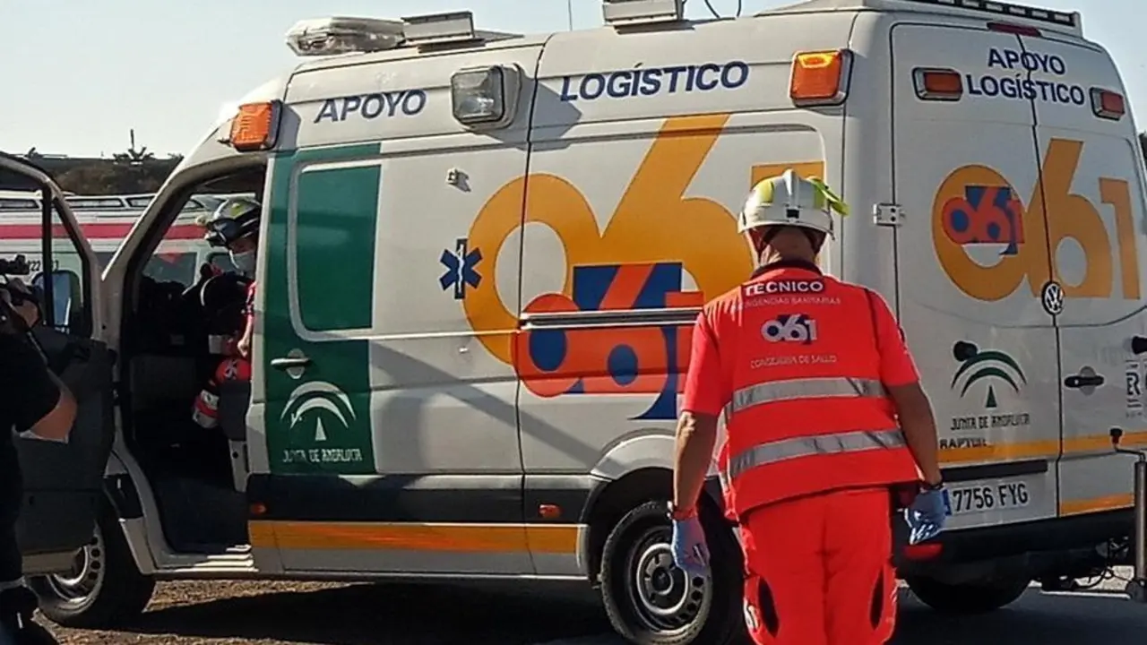 Sanitario durante una intervenci&oacute;n de la Empresa P&uacute;blica de Emergencias Sanitarias EPES. - Archivo