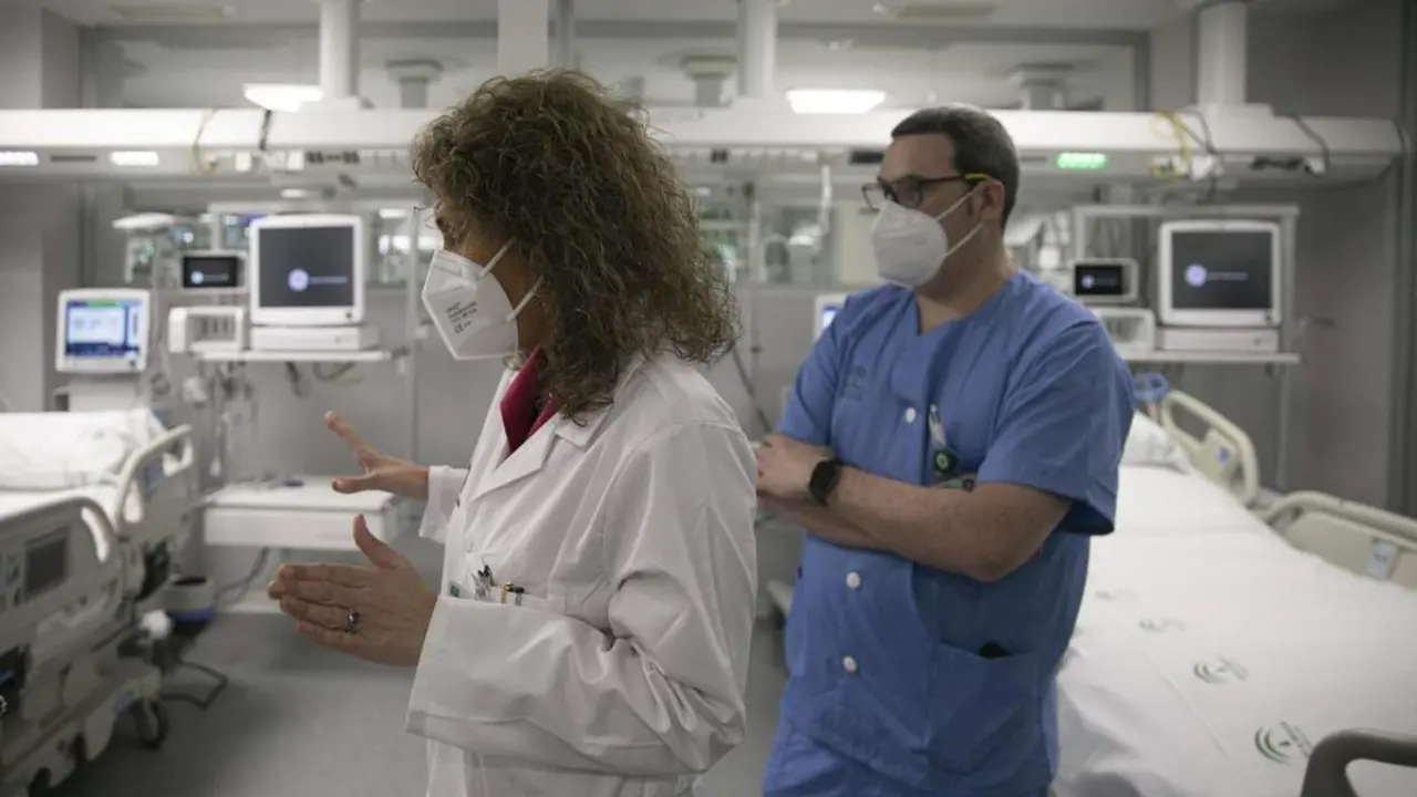 Personal Sanitario en la UCI del Hospital de Emergencia Covid-19, antiguo Hospital Militar Vigil de Qui&ntilde;ones.  - MAR&Iacute;A JOS&Eacute; L&Oacute;PEZ / EUROPA PRESS