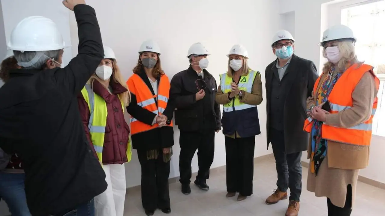 Las autoridades municipales y de la Junta, en la visita a las viviendas de la calle Doctor Mara&ntilde;&oacute;n. - VIVA