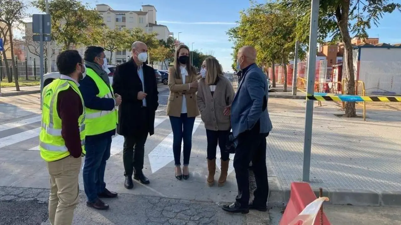 La delegada de la Junta en Huelva, Bella Verano, en su visita a las obras. - VH