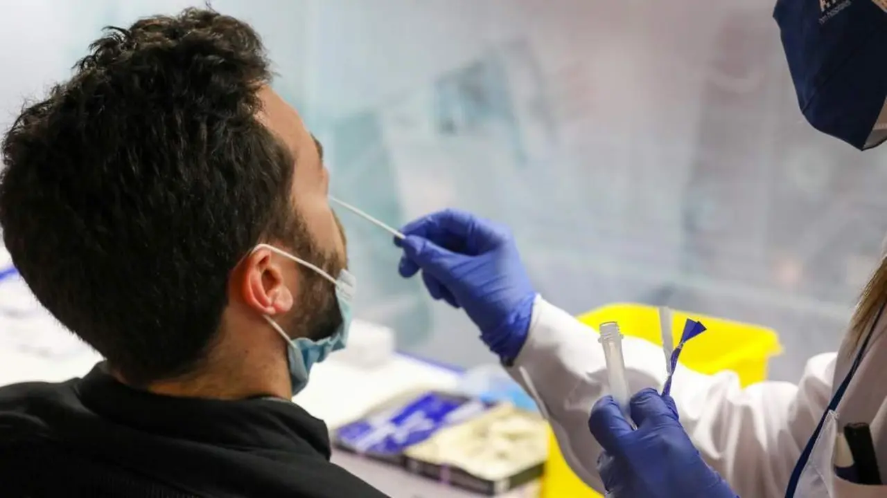 Un sanitario realiza un test de ant&iacute;genos a un hombre. - EP