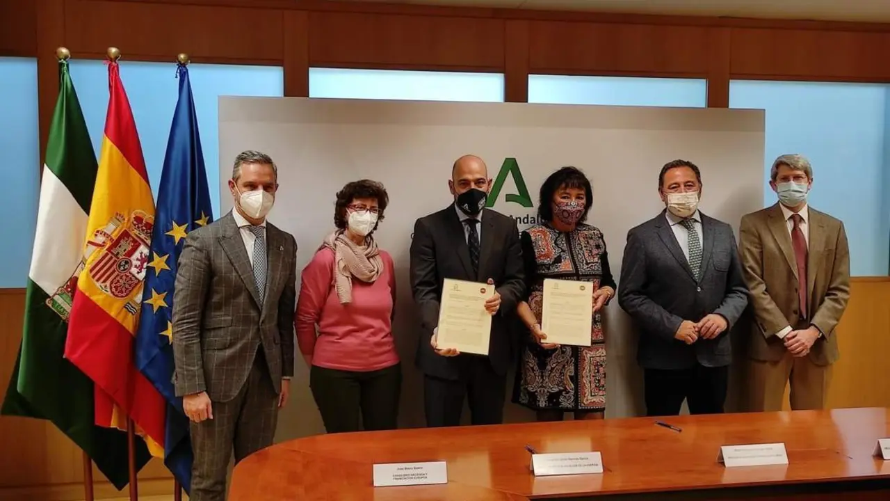 El consejero de Hacienda, Juan Bravo (primero por la izquierda), ha firmado el convenio con la asociaci&oacute;n Torreblanca Ilumina.  - Junta