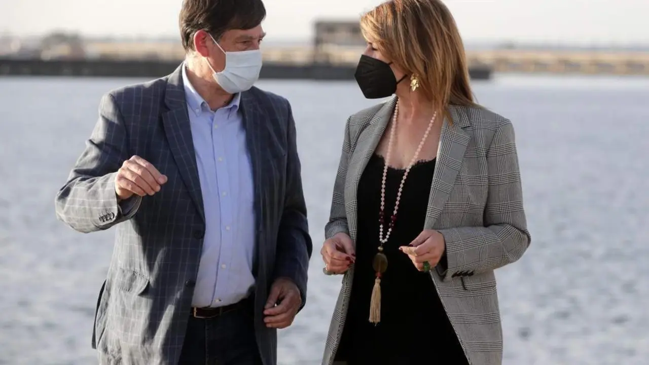  Luis Enguita y Pilar Miranda, en el Puerto de Huelva. - VH