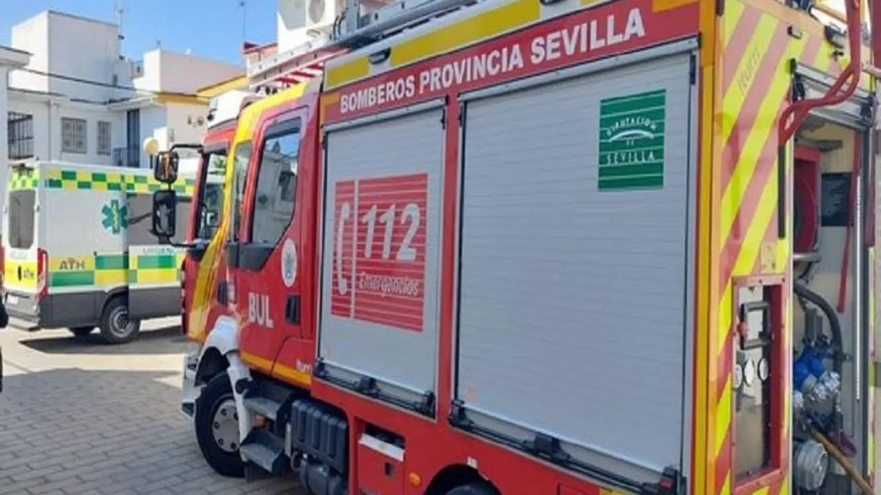 En el lugar de los hechos han participado dos parques de Bomberos de la Diputaci&oacute;n de Sevilla. - JUNTA DE ANDALUCIA