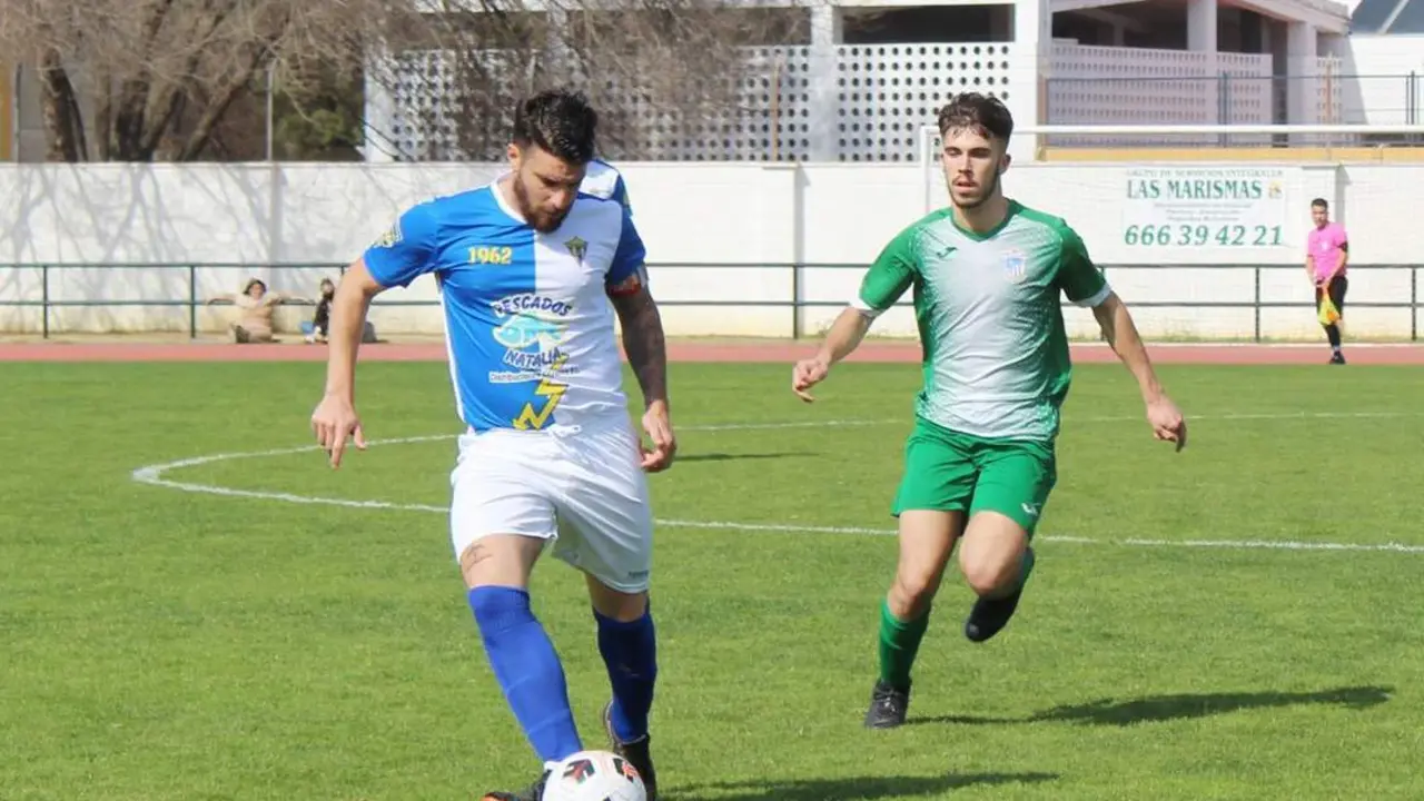 Antonio D&iacute;az, con el bal&oacute;n, minutos antes de tener este grave percance - Ra&uacute;l J. Bustillos