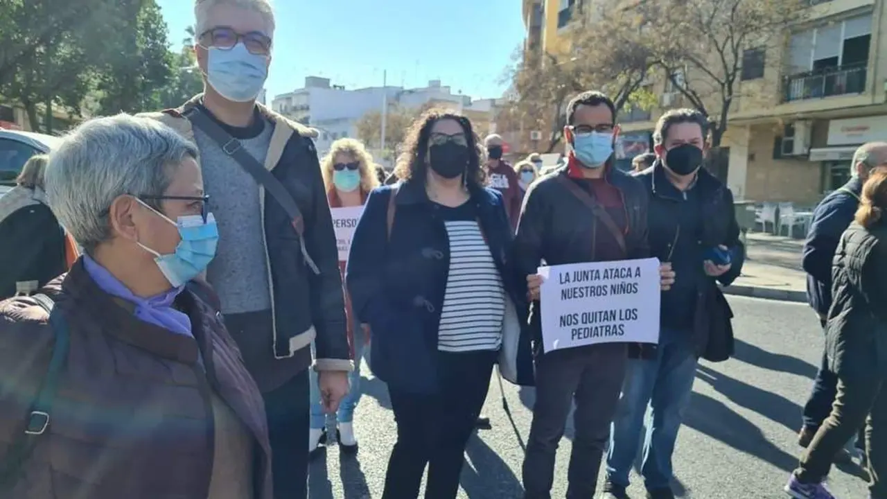 Protestas ante la falta del servicio de pediatr&iacute;a en los centros de salud de Amate, La Plata y Palmete. - IU SEVILLA