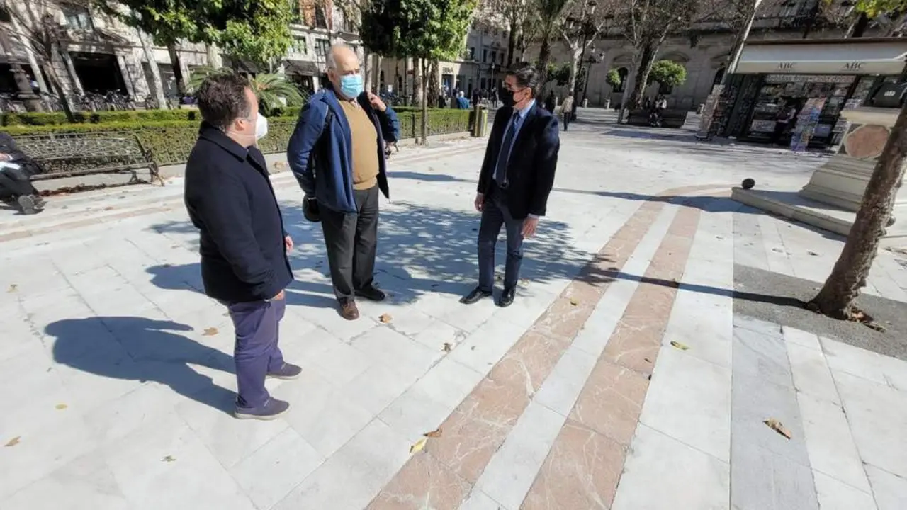 El portavoz de Cs en el Ayuntamiento, &Aacute;lvaro Pimentel, el concejal Lorenzo L&oacute;pez Aparicio y un representante de Adepa. - CS