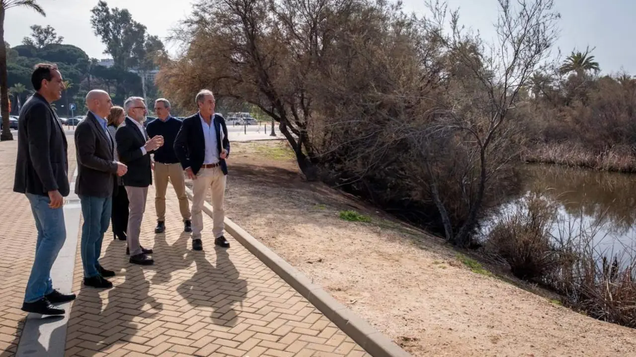 Representantes de Diputaci&oacute;n y Fundaci&oacute;n Cepsa visitan los trabajos de intervencion medioambiental en las lagunas de La R&aacute;bida. - VH