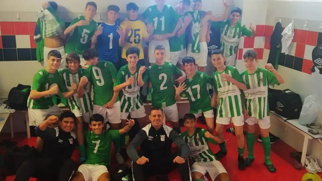 Los jugadores del equipo infantil A del Atl&eacute;tico Sanluque&ntilde;o celebran el triunfo obtenido en Puente Genil - ASCF