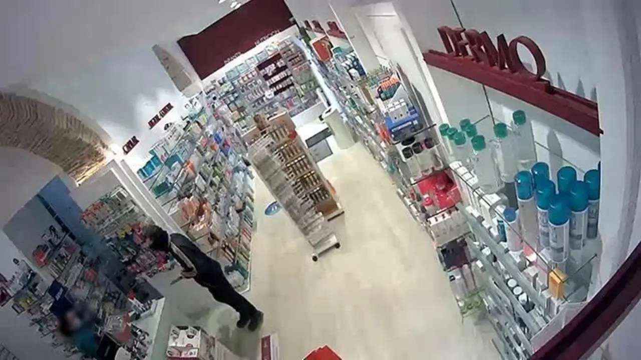Momento del atraco a la farmacia en Medina grabado por la c&aacute;mara de seguridad. - Guardia Civil