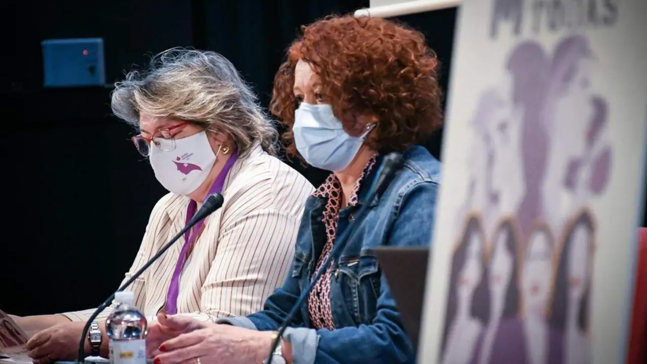 La delegada municipal de Igualdad, Adela Casta&ntilde;o, la primera por la derecha.  - AYTO SEVILLA.
