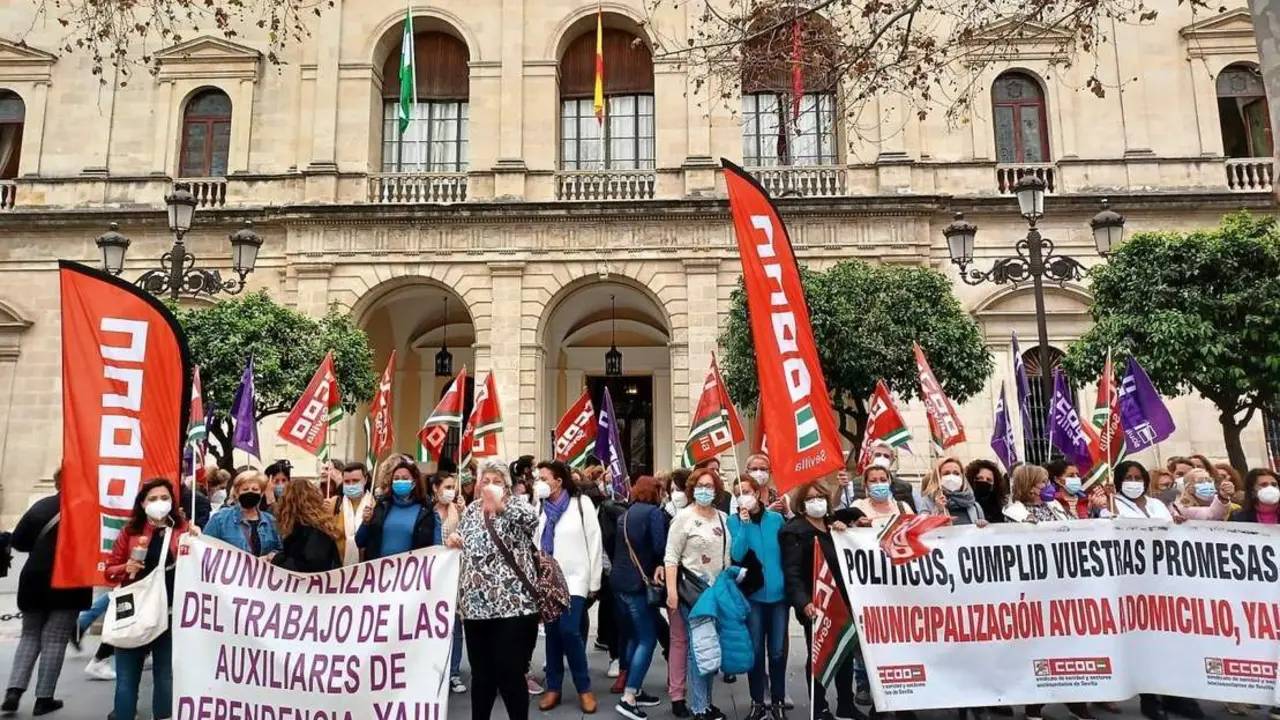 Concentraci&oacute;n ante el Ayuntamiento. - CCOO